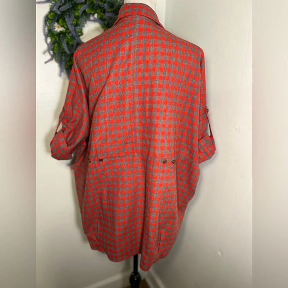 Easel of Los Angeles, S, oversized red and gray check roll tab, 3/4 sleeve - Picture 3 of 8